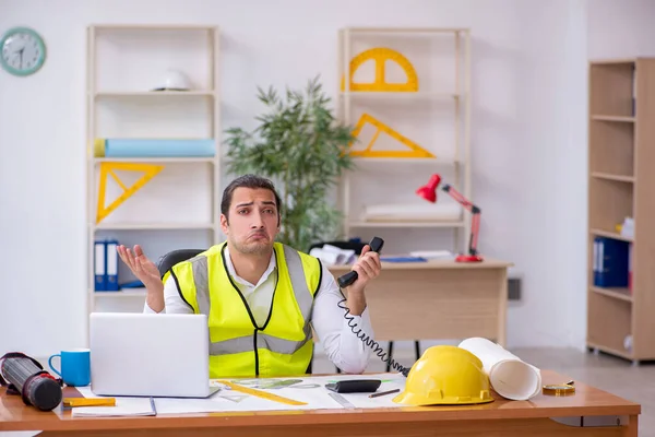 Mladý muž architekt pracující v kanceláři — Stock fotografie