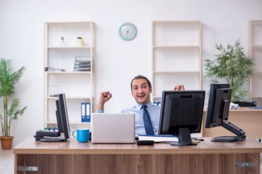 Ofiste çalışan genç bir erkek.