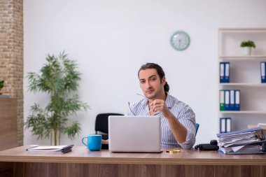 Ofiste çalışan genç bir muhasebeci.