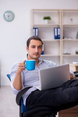 Ofiste çalışan genç bir muhasebeci.