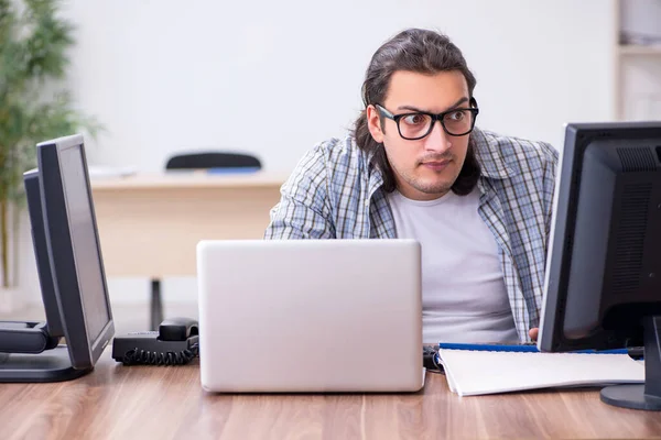 Junge männliche IT-Fachkraft arbeitet im Büro — Stockfoto