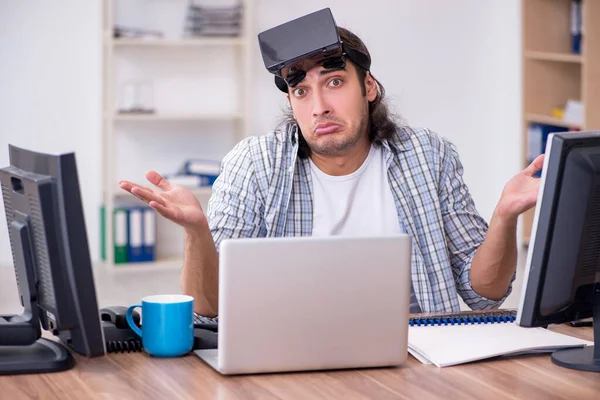 Junge männliche IT-Fachkraft arbeitet im Büro — Stockfoto