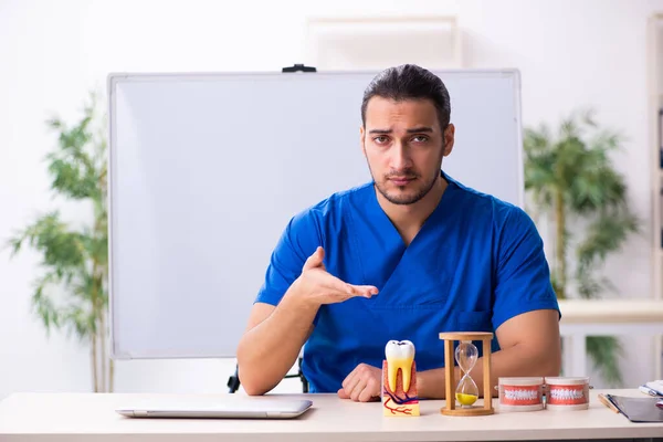 Jonge mannelijke arts leraar tandarts in de voorkant van whiteboard — Stockfoto