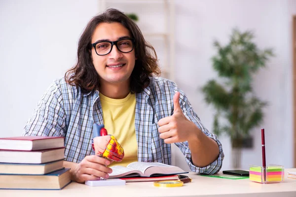 Jovem estudante do sexo masculino se preparando para exames — Fotografia de Stock