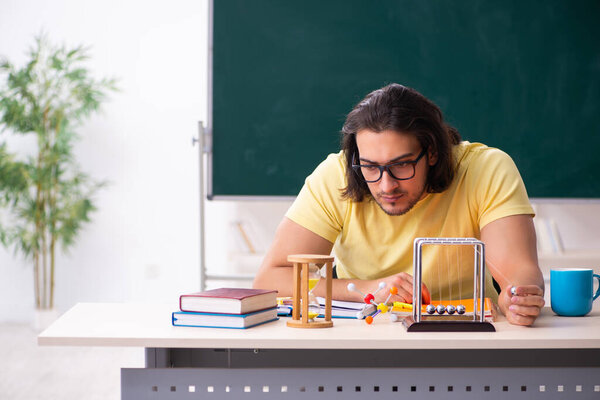 Молодой физик-студент готовится к экзаменам в классе