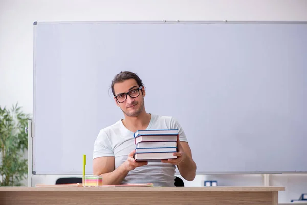 Joven profesor estudiante sentado en el aula —  Fotos de Stock