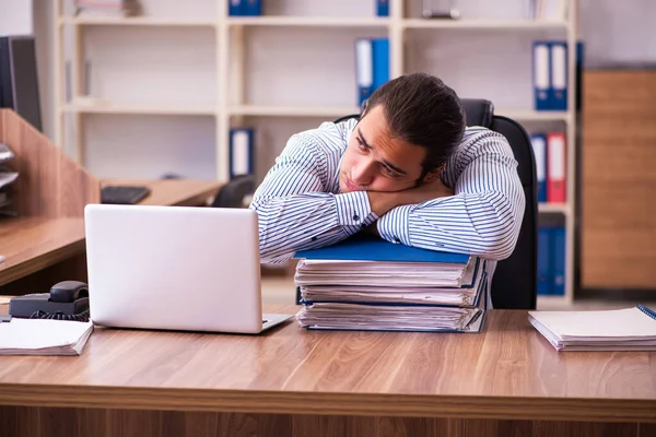 Young male employee working in the office — Stock Photo, Image