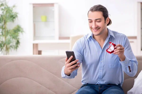 結婚の提案をしているスマートフォンを持つ若い幸せな男 — ストック写真