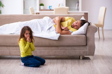 Küçük kız hasta babasına bakıyor.