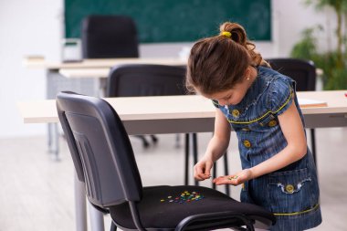 Koltukta keskin raptiyelerle ortaokul şakası.