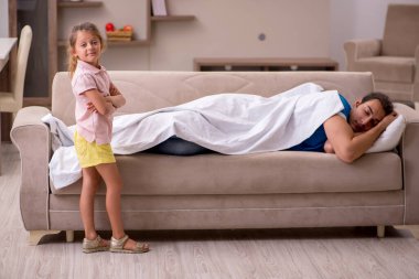 Genç adam kızıyla birlikte evde.