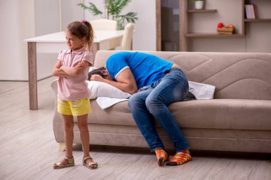 Genç adam kızıyla birlikte evde.