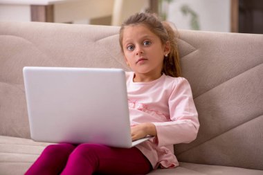 Evde tele-eğitim konsepti olan küçük bir kız