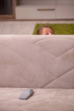 Küçük kız evde yalnız kalıyor.