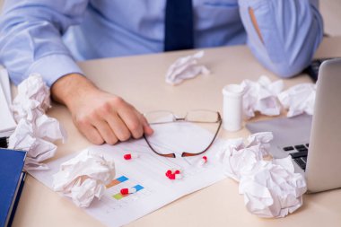 Hasta erkek çalışan işyerinde acı çekiyor.