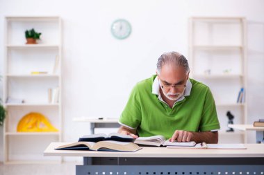 Sınavlara hazırlanan yaşlı bir erkek öğrenci.