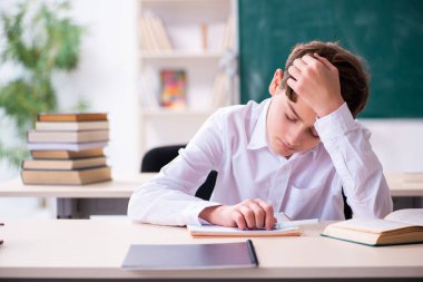 Öğrenci sınıfta sınava hazırlanıyor.