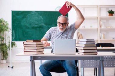 Tele-eğitim konseptinde eski erkek öğrenci