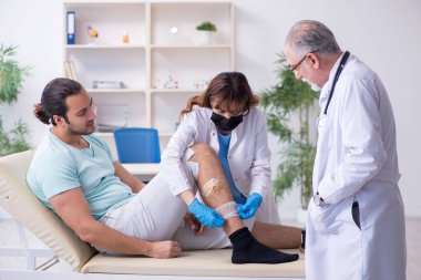 Hastanede yaralı genç bir adam var.