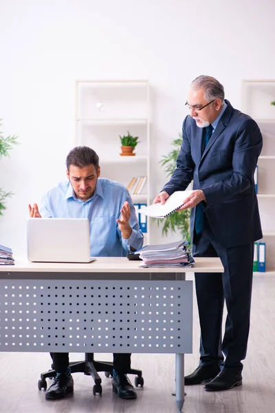 Vecchio capo e il suo giovane assistente in ufficio — Foto Stock