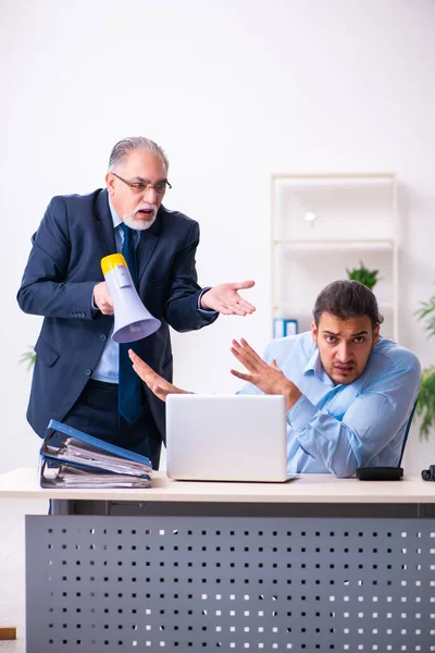 Vecchio capo e il suo giovane assistente in ufficio — Foto Stock