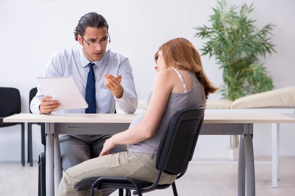 Pregnant woman visiting male psychologist doctor — Stock Photo, Image