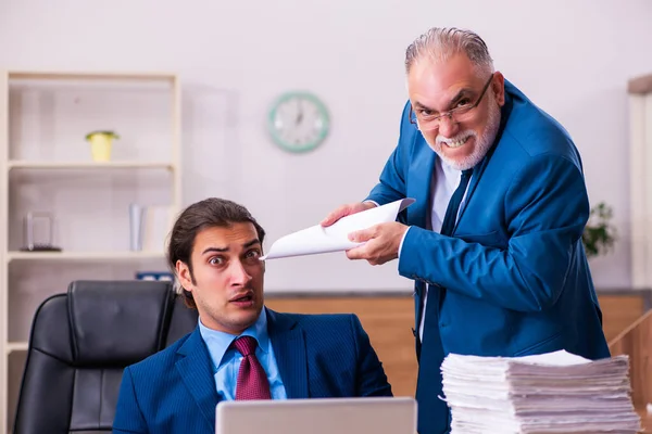 Öreg férfi főnök és fiatal férfi asszisztens a zaklatás koncepció — Stock Fotó