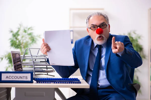 Viejo payaso de negocios trabajando en la oficina —  Fotos de Stock