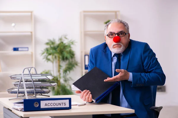 Viejo payaso de negocios trabajando en la oficina —  Fotos de Stock