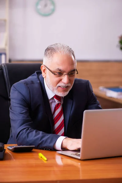 Homem velho empregado sentado no escritório — Fotografia de Stock