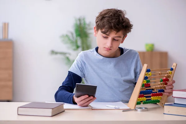 Estudante com ábaco estudando matemática em casa — Fotografia de Stock