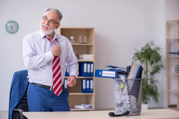 Alter Geschäftsmann-Mitarbeiter lehnt neue Ideen mit vielen Papieren ab — Stockfoto