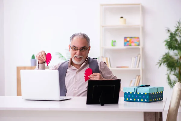 Vieil homme faisant une demande en mariage via Internet — Photo