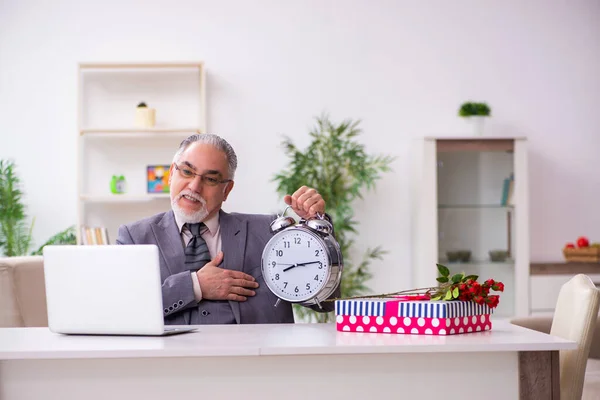 Alter Mann bereitet sich auf Termin im Zeitmanagement-Konzept vor — Stockfoto