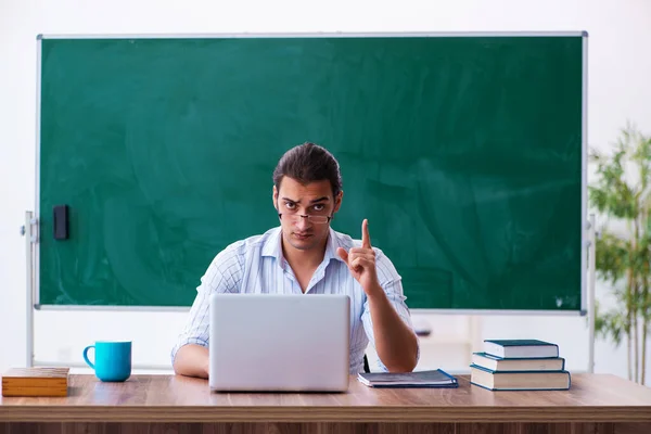 Jonge mannelijke leraar teleonderwijs in het klaslokaal — Stockfoto