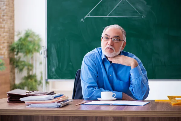 Velho professor de matemática masculino na sala de aula — Fotografia de Stock