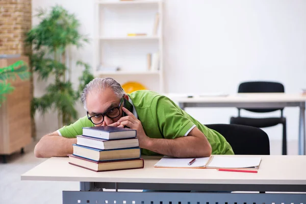 Anciano estudiante preparándose para los exámenes en el aula — Foto de Stock