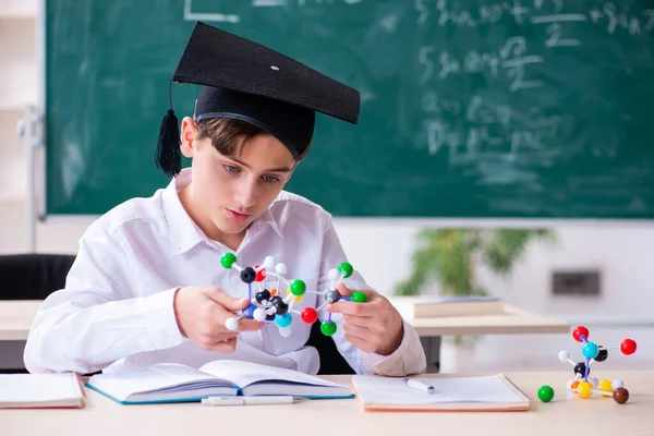 Jong afgestudeerd met moleculair model in de klas — Stockfoto