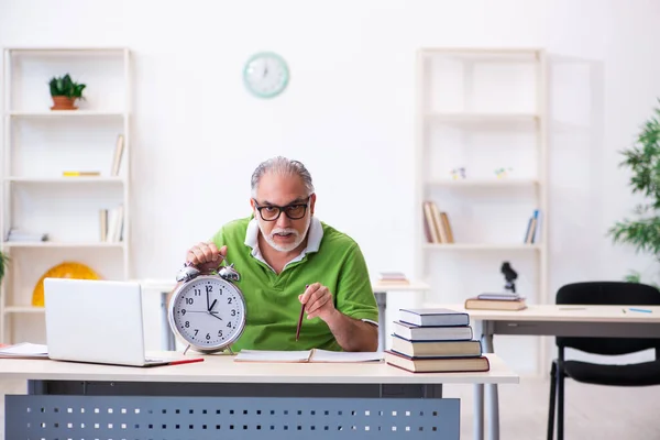 Időskorú férfi hallgató az időgazdálkodás koncepciójában — Stock Fotó