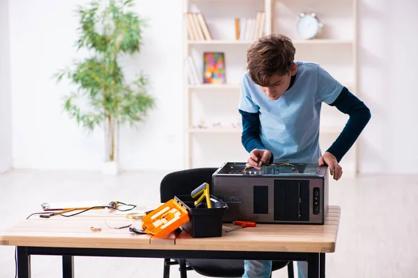 Menino reparar computadores na oficina — Fotografia de Stock