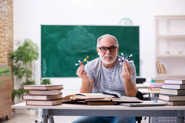 Old male physicist student in the classroom — Stock Photo, Image