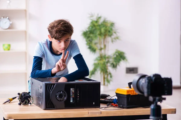 Boy computador reparador de gravação de vídeo para o seu blog — Fotografia de Stock