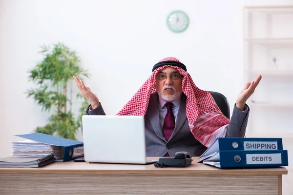 Man arabische boekhouder zeer moe met een overmatig werk — Stockfoto