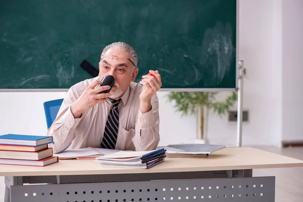 Oude mannelijke leraar in de klas — Stockfoto