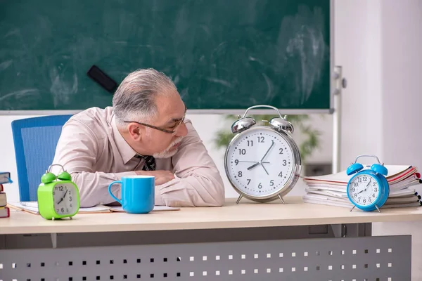 Gammal manlig lärare i klassrummet — Stockfoto