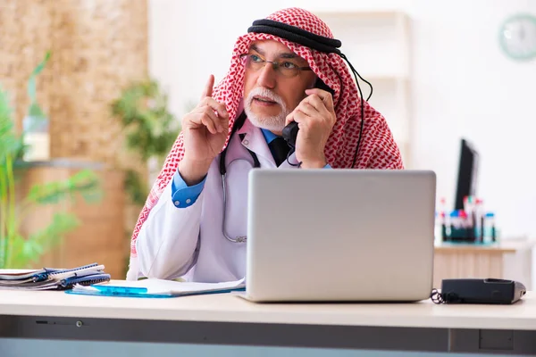 Vecchio medico arabo maschio che lavora in clinica — Foto Stock