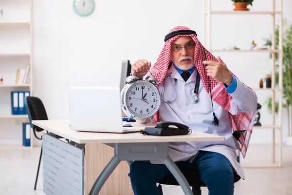 Stary samiec arabski lekarz w koncepcji zarządzania czasem — Zdjęcie stockowe