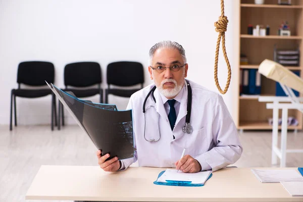 Yaşlı erkek doktor iş yerinde intihar ediyor. — Stok fotoğraf