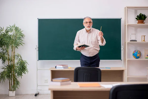 Viejo profesor delante de la pizarra — Foto de Stock