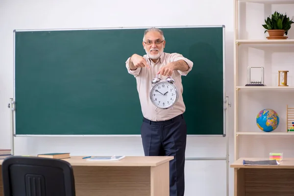 Viejo profesor en concepto de gestión del tiempo — Foto de Stock